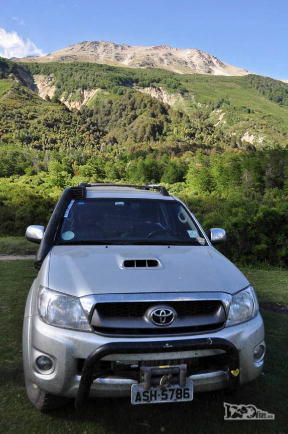 Fiona posa para foto com o Cerro Falkner ao fundo, no Parque Lanin, na região de San Martín de Los Andes, na Argentina